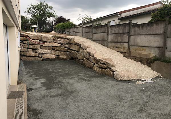 aménagement extérieur d'une maison avec de la pierre à Mauléon par Foyer TP