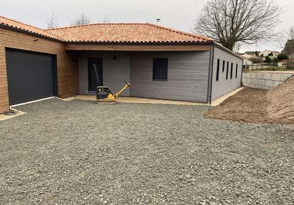 aménagement extérieur d'une maison avec de la pierre à Cholet par Foyer TP