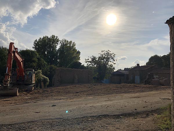 Démolition d'une maison à l'aide d'une pelleteuse à Cholet - Foyer TP