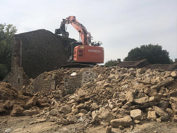 Démolition d'une maison à l'aide d'une pelleteuse à Mauléon - Foyer TP