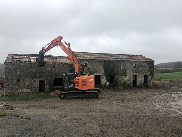 Démolition d'une maison à l'aide d'une pelleteuse aux Herbiers - Foyer TP