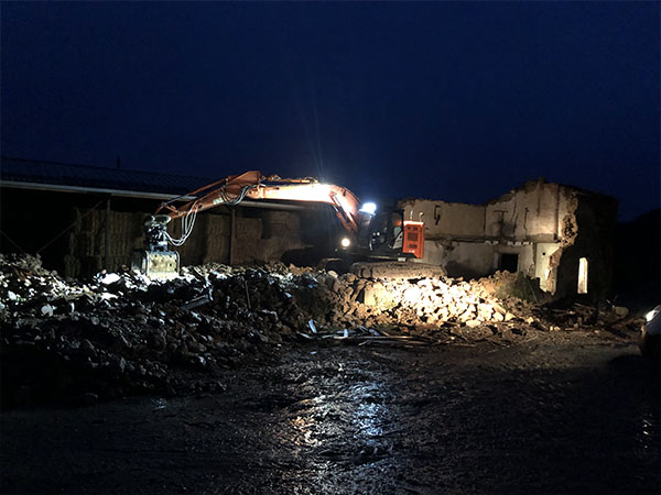 Démolition d'une maison de nuit à l'aide d'une pelleteuse à Bressuire - Foyer TP