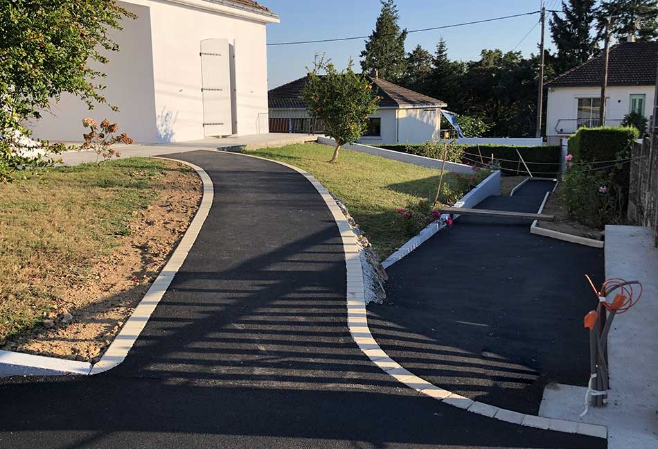 aménagement extérieur d'une maison avec la pose d'un enrobé goudron à Mauléon par Foyer TP