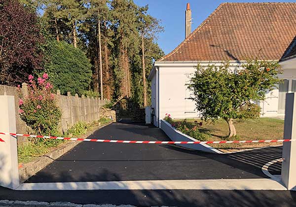 aménagement extérieur d'une maison avec la pose d'un enrobé goudron à Mauléon par Foyer TP