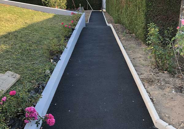 aménagement extérieur d'une maison avec la pose d'un enrobé goudron à Cholet par Foyer TP