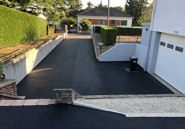 aménagement extérieur d'une maison avec la pose d'un enrobé goudron à Bressuire par Foyer TP