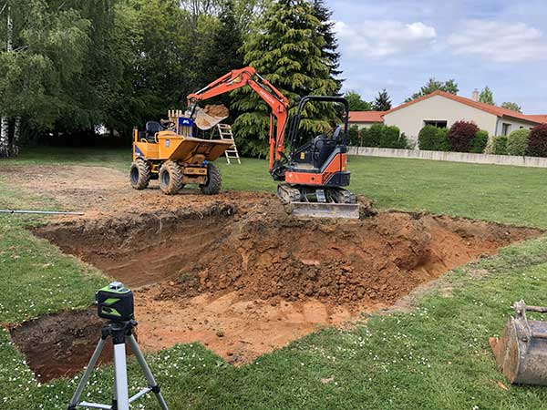 Terrassement piscine par une mini pelle à Mauléon - Foyer TP