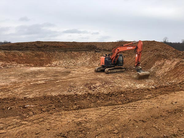 Terrassement terrain par une pelleteuse avec guidage GPS à Bressuire et aux Herbiers - Foyer TP