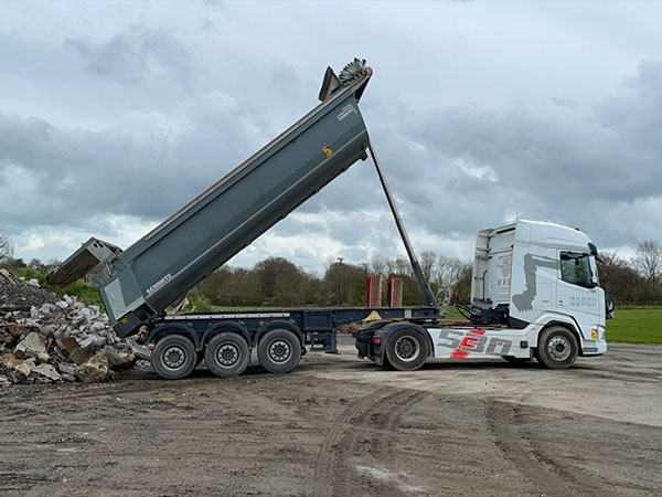 Semi benne TP 3 essieux en location pour travaux publics à Cholet et Mauléon