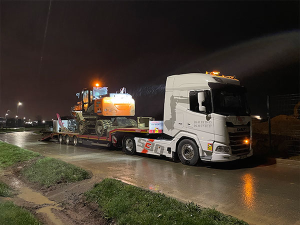 Transport sécurisé d’engins lourds avec semi porte engin Foyer TP