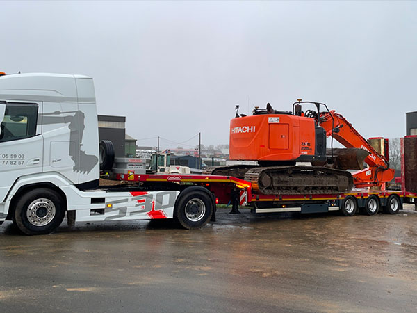 Location et Transport d'une pelleteuse avec une semi porte engin avec chauffeur à Mauléon et Cholet 