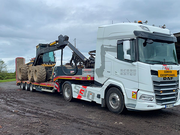 Transport d'engins avec un semi porte engin à Mauléon et Cholet